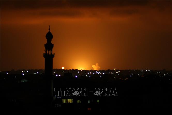 Khói lửa bốc lên sau cuộc không kích do Israel tiến hành tại thị trấn Khan Yunis, miền Nam Dải Gaza ngày 16/9/2020. Ảnh: AFP/TTXVN