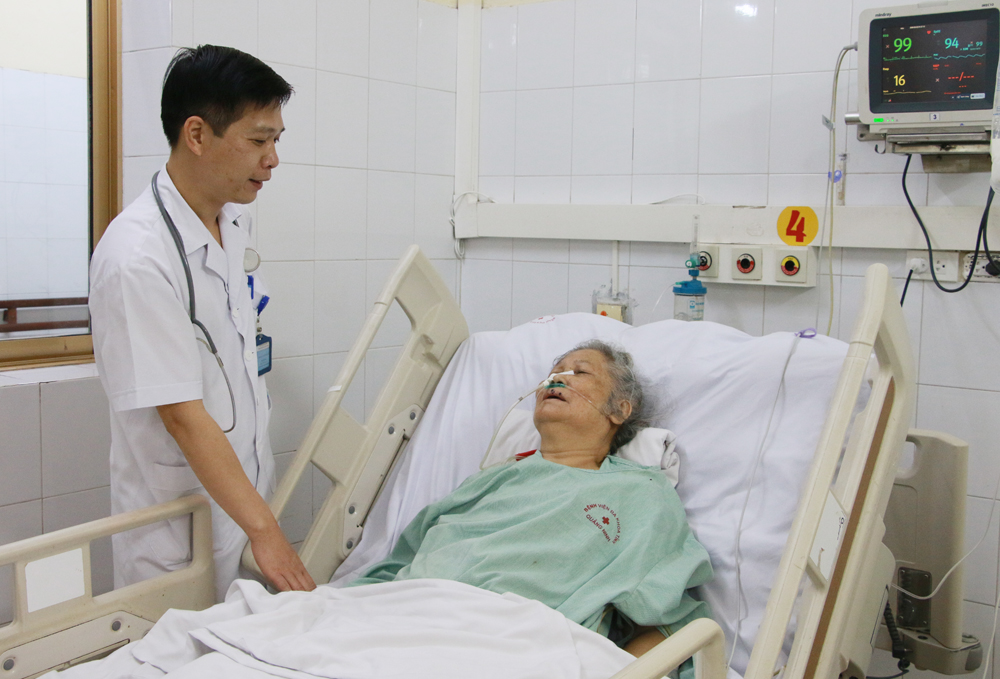 Bác sĩ Hà Mạnh Hùng hỏi thăm tình hình sức khỏe của bệnh nhân.