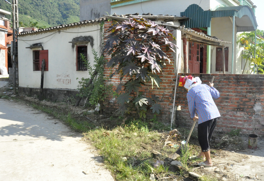 Người dân xã Quảng An (Đầm Hà) đã chủ động dọn dẹp vệ sinh môi trường quanh nhà ở.