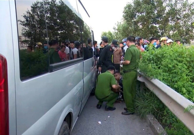 Chủ xe Dương Đức Tuyển (áo đen đang ngồi) bị công an bắt giữ cùng chiếc xe khách chiều 14/9. Ảnh: Công an cung cấp