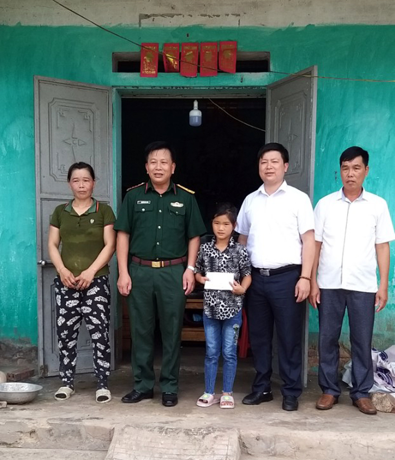 Ban chỉ huy Quân sự huyện Đầm Hà cùng với chính quyền địa phương trao quà hỗ trợ trẻ em có hoàn cảnh khó khăn trên địa bàn.