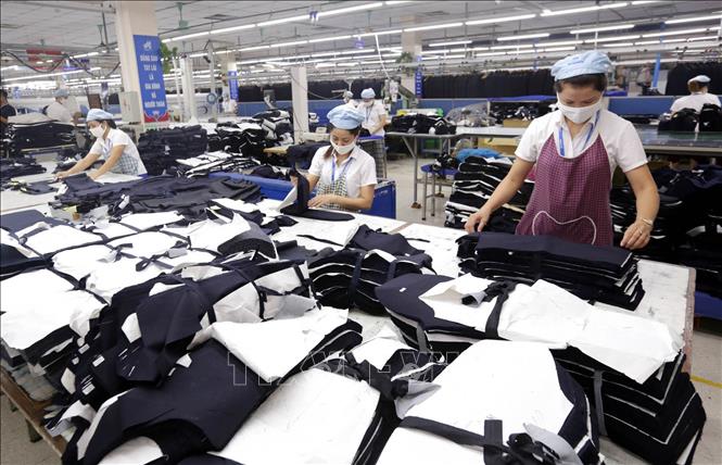 Sản xuất hàng may mặc tại Xí nghiệp Sơ mi, Veston của Tổng Công ty May 10 tại Sài Đồng, Quận Long Biên, Hà Nội – một đơn vị của Tập đoàn Dệt may Việt Nam (Vinatex). Ảnh: Anh Tuấn/TTXVN