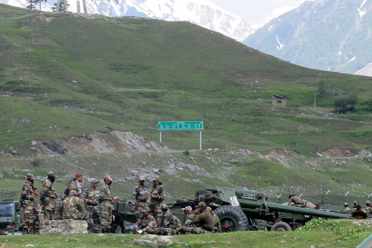 Binh lính Ấn Độ trên đường tới Ladakh, gần Baltal, phía đông nam Srinagar ngày 16/6/2020. Ảnh: Reuters