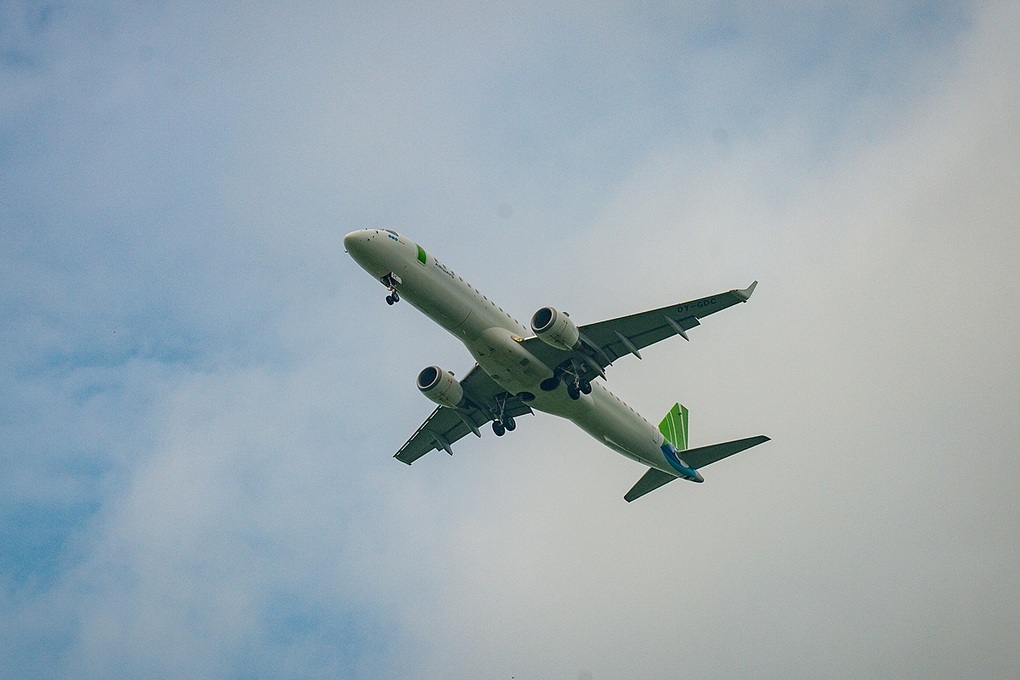 Tàu bay Embraer E195 được sử dụng để khai thác 3 đường bay Hà Nội - Côn Đảo (tần suất 2 chuyến/ ngày), Hải Phòng - Côn Đảo (1 chuyến/ ngày), Vinh - Côn Đảo (1 chuyến/ ngày). Ảnh: Thu Huyền