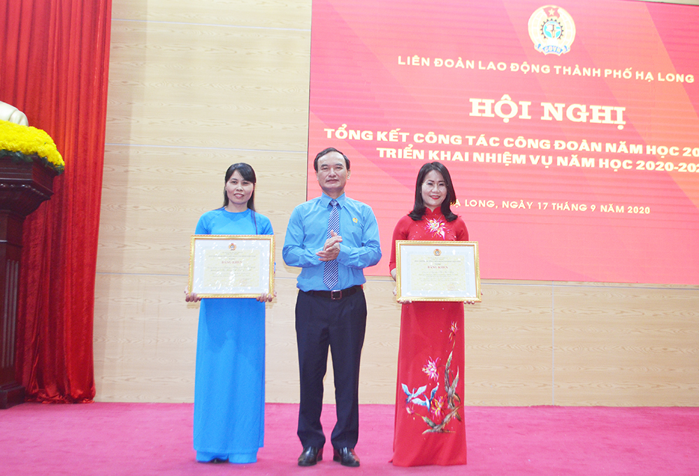 Ông Trần Danh Chức, Chủ tịch LĐLĐ tỉnh trao tặng bằng khen của BCH Tổng Liên đoàn Lao động Việt Nam cho tập thể, cá nhân iêxuất sắc trong phong trào thi đua lao động giỏi và xây dựng tổ chức công đoàn vững mạnh năm 2019