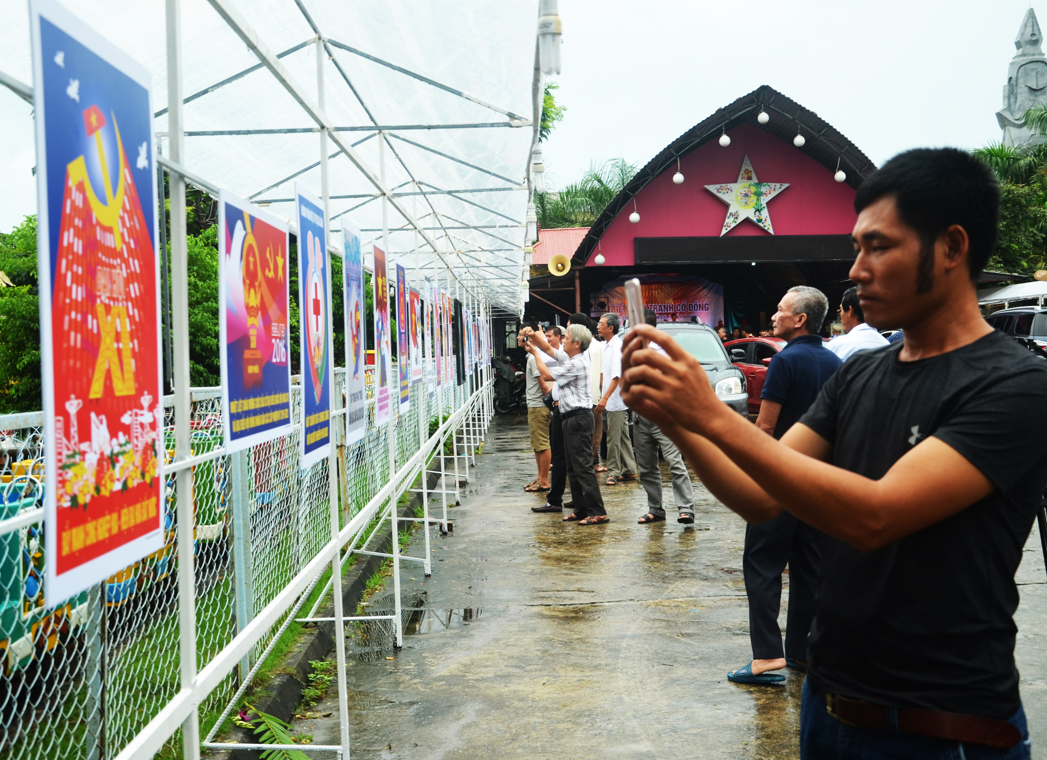 Năm 2017, họa sĩ Nông Quốc Hiệp là người đầu tiên ở Quảng Ninh tổ chức triển lãm cá nhân về tranh cổ động.