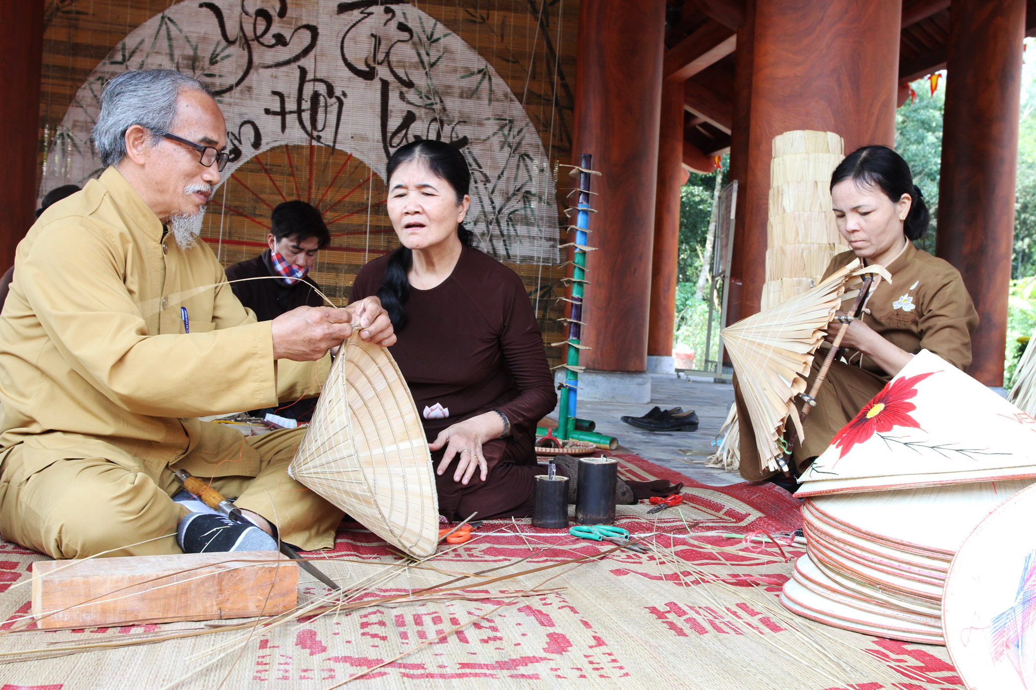 Phục dựng nghề làm nón truyền thống ở Yên Tử.