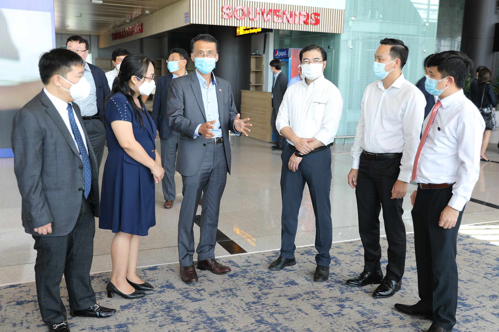 Đoàn các nhà đầu tư Hàn Quốc đến thăm Cảng hàng không Quốc tế Vân Đồn. Ảnh: Đỗ Phương