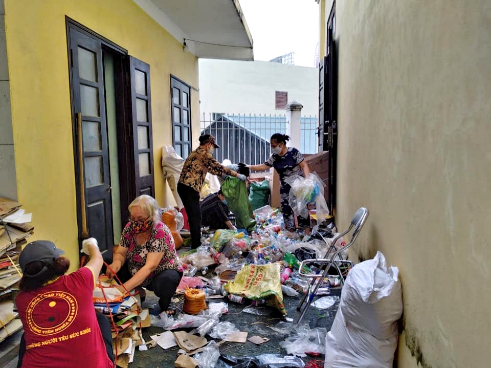 Hội viên phụ nữ phường Hồng Gai (TP Hạ Long) đang thu gom và phân loại rác thải