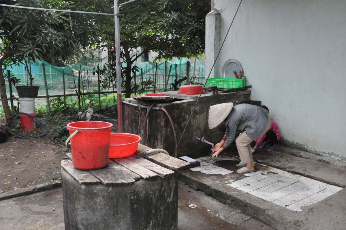 Do nước giếng bị nhiễm phèn, nhiễm mặn nên các hộ dân chỉ sử dụng để rửa và tắm giặt