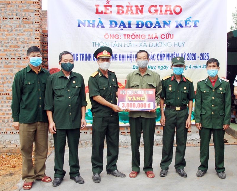 Hội CCB TP Cẩm Phả hỗ trợ 3 triệu đồng cho hộ CCB Trống Mã Cửu (thôn Tân Hải, xã Dương Huy), tháng 4/2020.