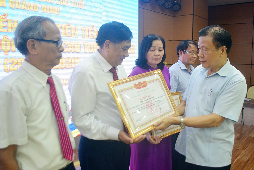 Lãnh đạo Trung ương Hội NCT Việt Nam trao bằng khen cho các cá nhân có thành tích xuất sắc tại Hội nghị điển hình tiên tiến biểu dương cán bộ Hội NCT tiêu biểu năm 2020.