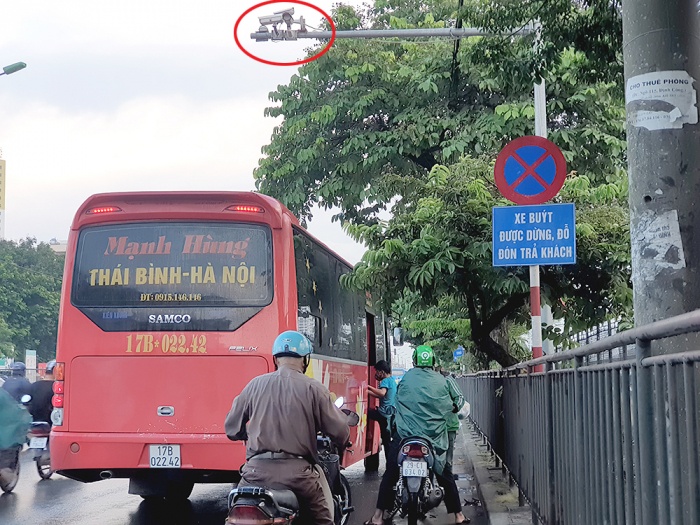 Xe khách tuyến Thái Bình - bến xe Giáp Bát ngang nhiên dừng “vợt” khách dưới khu vực có camera (khoanh tròn) và biển báo cấm dừng, đỗ trên đường Giải Phóng