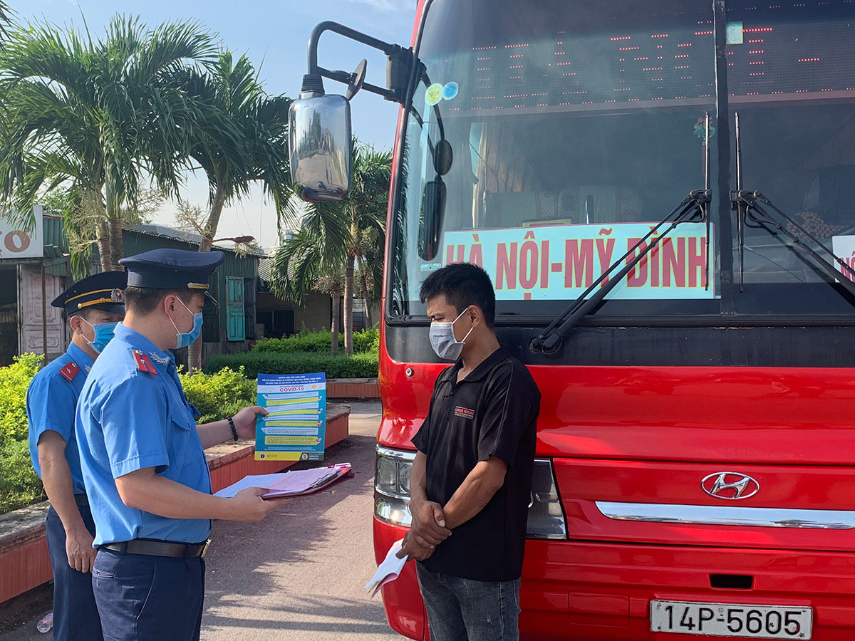 Cán bộ Đội TTGT số 3, Sở GTVT Quảng Ninh kiểm tra, nhắc nhở chủ phương tiện vận chuyển hành khách trước khi rời bến tại Bến xe Cẩm Phả.