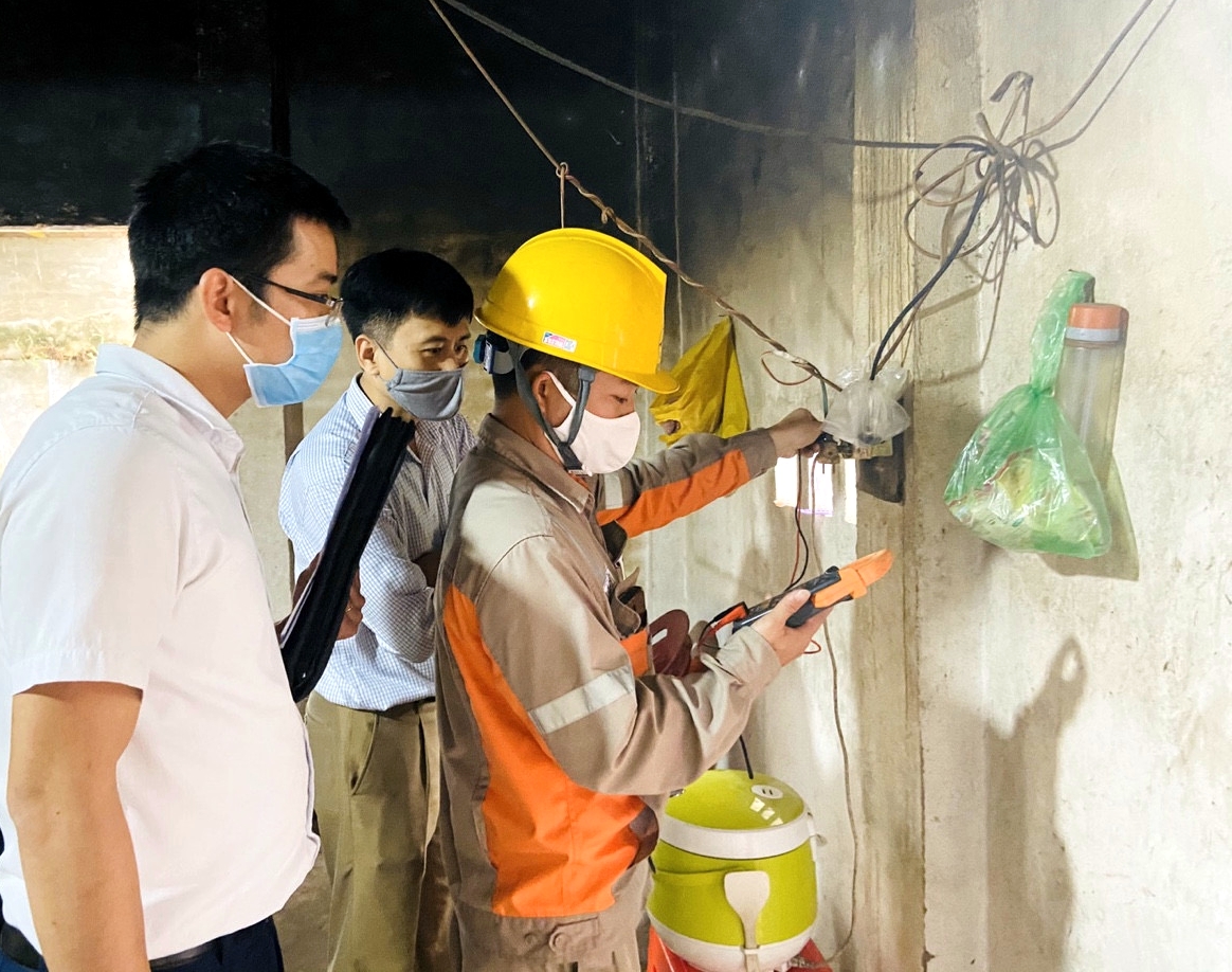 Đoàn công tác của Sở Công Thương kiểm tra điện áp cho các hộ dân tại huyện Đầm Hà, một trong những khu vực có chất lượng điện áp thấp.