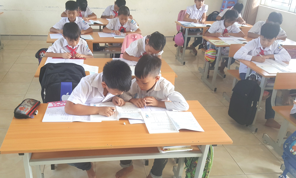 Học sinh dân tộc thiểu số cùng học sinh người Kinh nhanh chóng hòa nhập (bàn đầu) trong những ngày đầu của năm học mới ở Trường Tiểu học Quảng Tân.