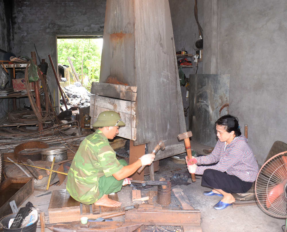Tổ HTX Dao pản Đầm Hà là nơi duy nhất sản xuất dao cho toàn huyện.