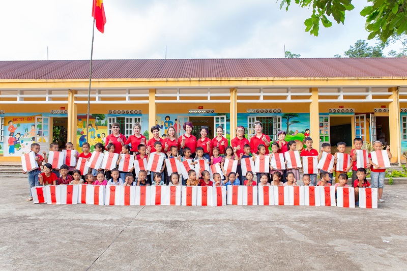 200 phần quà đã được CLB Tóc Quảng Ninh gửi tới các em nhỏ tại Trường Tiểu học Đông Ngũ 2, huyện Tiên Yên