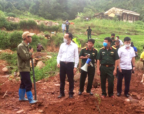  Lãnh đạo huyện Bình Liêu đi thực địa dể kiểm tra mô hình trồng mận tại khu dân cư Trình Tường xã Hoành Mô