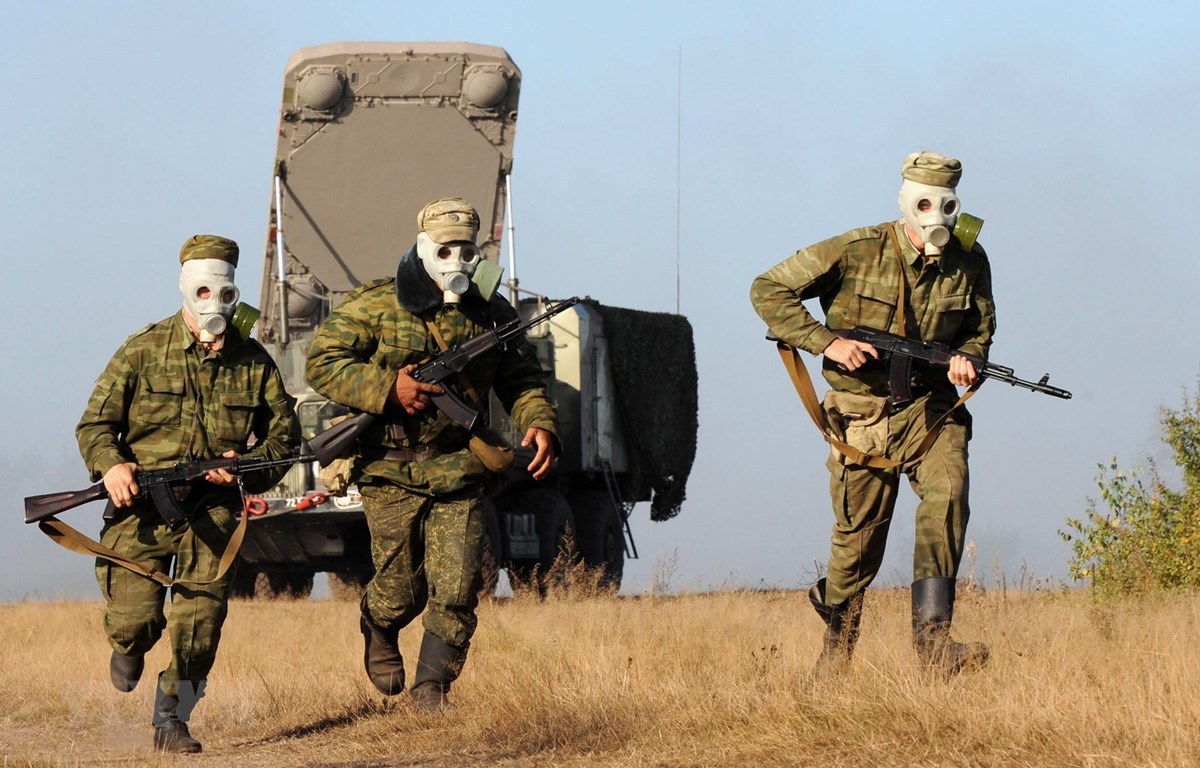 Binh sỹ Belarus tham gia một cuộc tập trận chung với binh sỹ Nga ở gần làng Volka, cách thủ đô Minsk 230km về phía Tây Nam. (Ảnh: AFP/TTXVN)