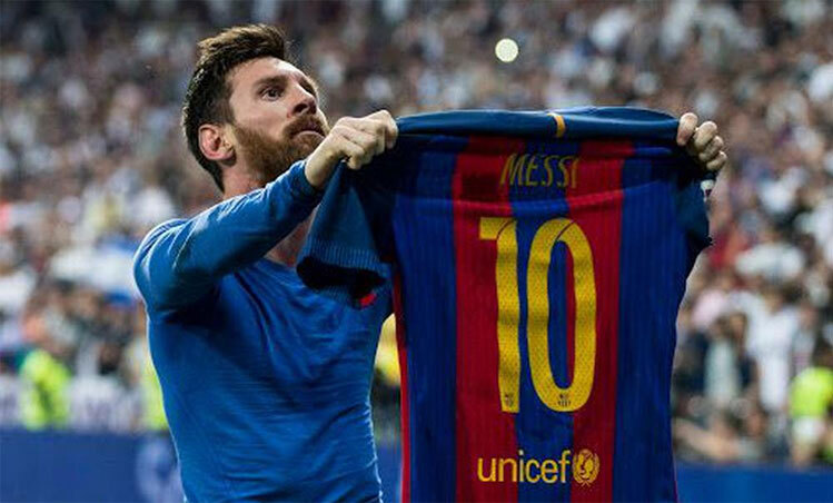 Messi cởi áo chia vui sau khi ghi bàn vào lưới Real năm 2017. Ảnh: Reuters.