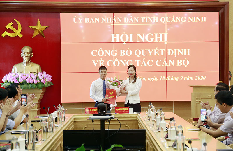 Đồng chí Nguyễn Thị Hạnh, Phó Chủ tịch UBND tỉnh trao quyết định cho đồng chí Vi Quốc Phương