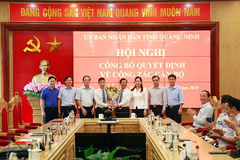 Đồng chí Nguyễn Thị Hạnh, Phó Chủ tịch UBND tỉnh cùng tập thể lãnh đạo huyện Tiên Yên tặng hoa chúc mừng đồng chí Vi Quốc Phương