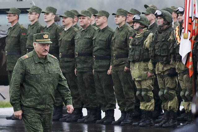 Tổng thống Lukashenko thăm một căn cứ quân sự của Belarus. Ảnh: ITN