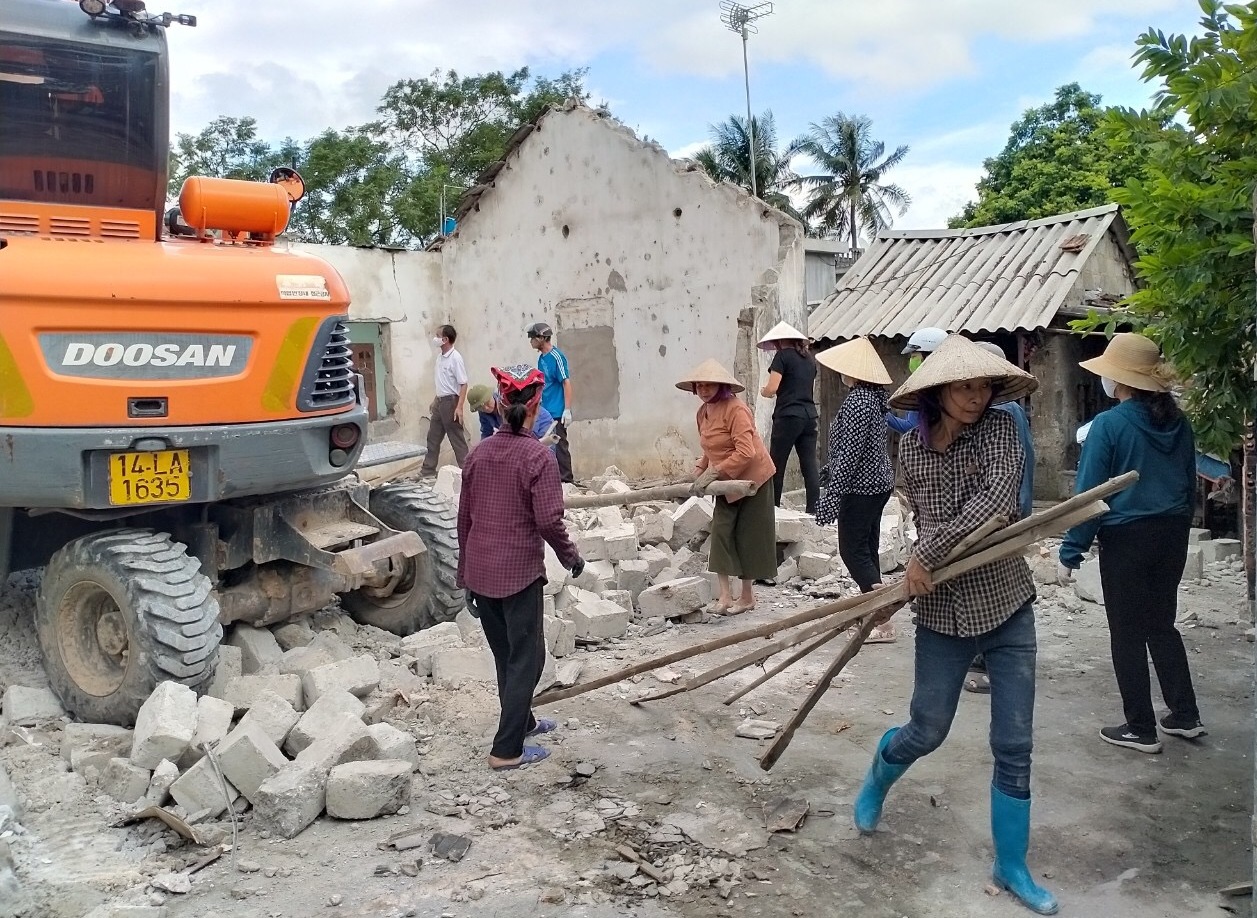 Nhân dân khu Vĩnh Sinh, phường Mạo Khê (Đông Triều) tham gia tháo dỡ ngôi nhà cũ để khởi công xây dựng nhà mới cho chị Huệ.