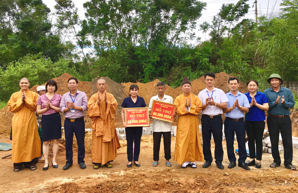 Ban Trị sự Giáo hội Phật giáo tỉnh, đại diện phường Phương Đông trao kinh phí hỗ trợ xây nhà ở cho gia đình ông Hoàng Văn Thụ.