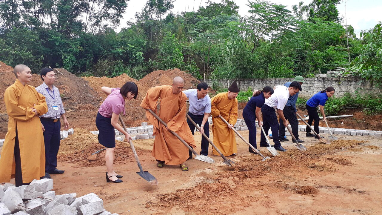 Đại biểu tiến hành động thổ xây dựng nhà ở cho gia đình ông Hoàng Văn Thụ.
