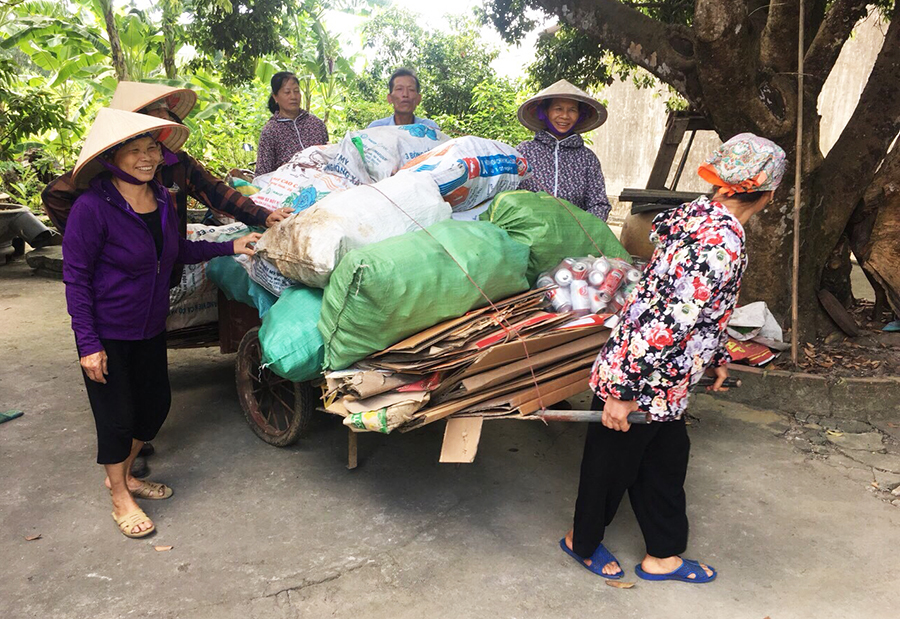Chị em khu 8, phường Quang Trung phấn khởi thu gom, tập kết rác thải.