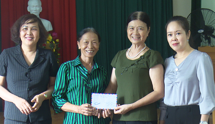 Từ kinh phí thu từ rác thải, chị em phụ nữ khu 3, phường Quang Trung đã có điều kiện hỗ trợ hội viên gặp khó khăn.