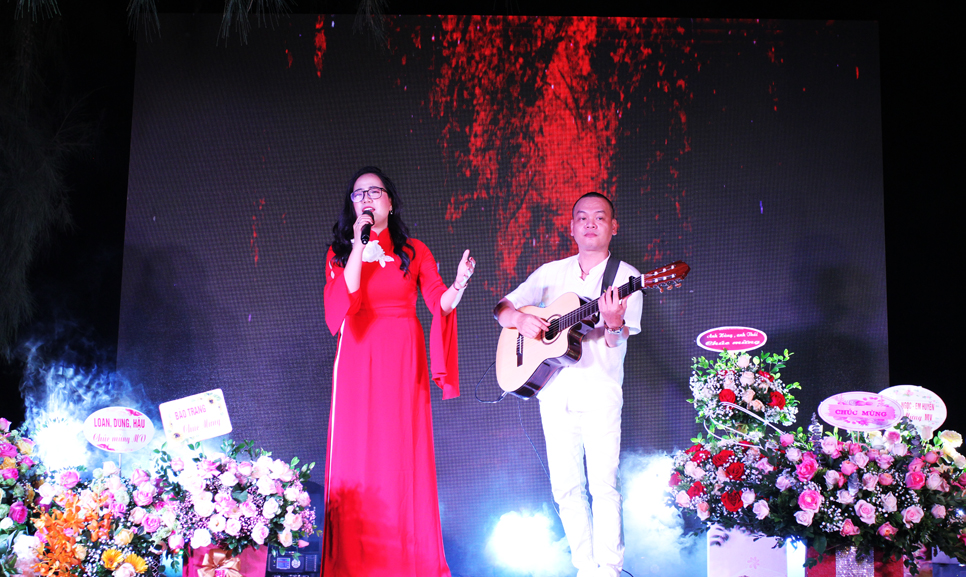 Ca sĩ Hồng Hạnh hát tại chương trình.