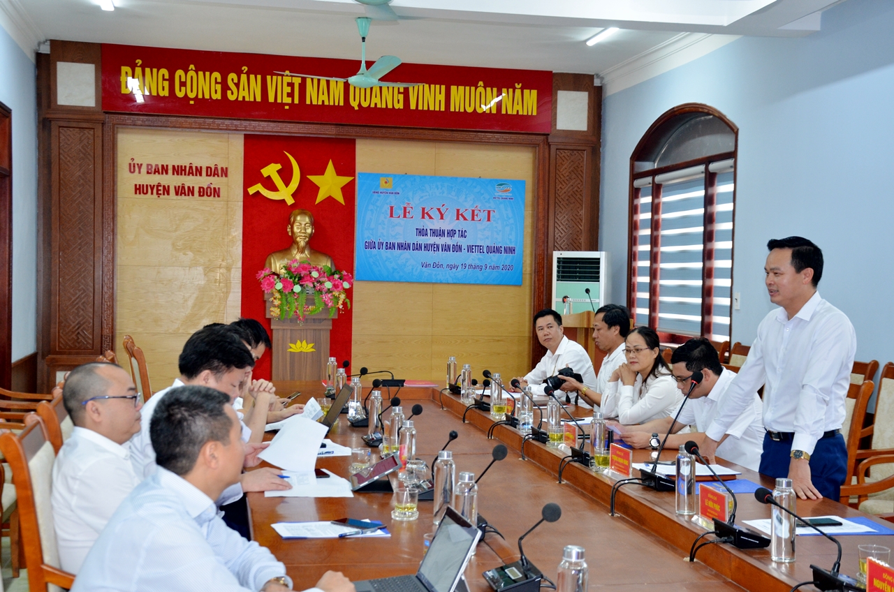 Đại diện lãnh đạo UBND huyện Vân Đồn thông tin nhanh về mục tiêu, chiến lược phát triển của địa phương trong thời gian tới.