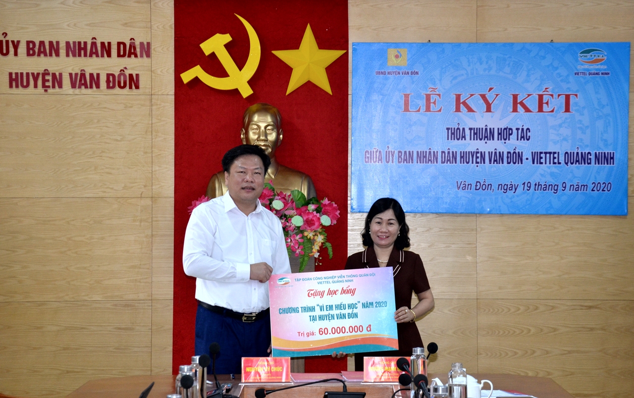 Đại diện lãnh đạo Viettel Quảng Ninh trao học bổng trị giá 60 triệu đồng cho đại diện phòng Giáo dục&Đào tạo của huyện.