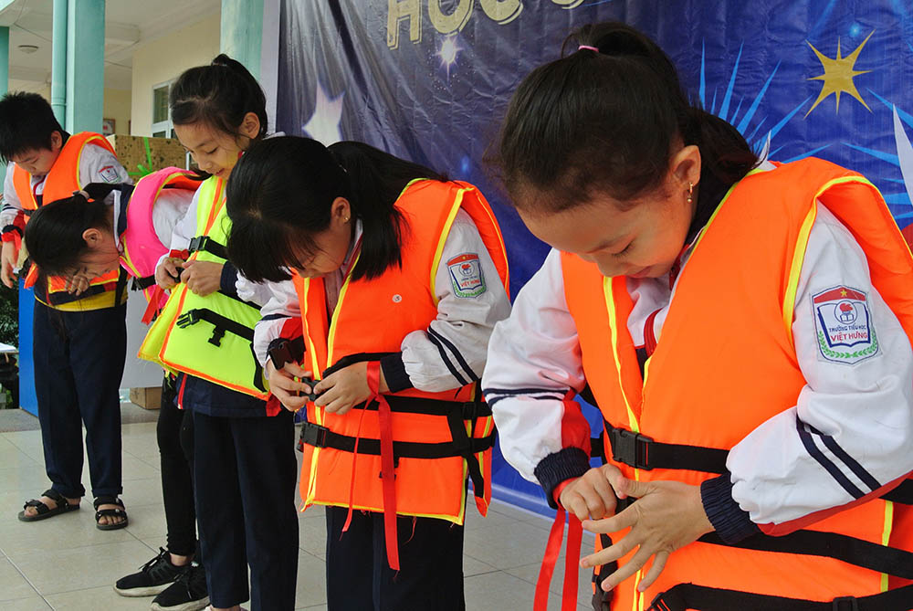 Học sinh Trường TH Việt Hưng, TP Hạ Long, thực hành cách mặc áo phao, bảo vệ bản thân, chống đuối nước.