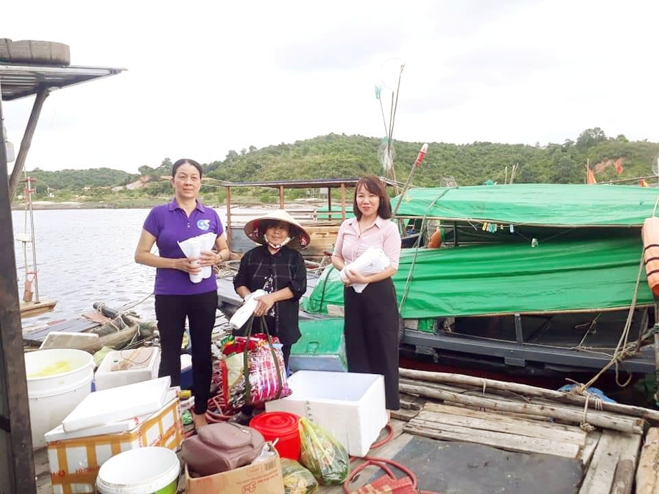 Hội LHPN TP Hạ Long tuyên truyền cho các ngư dân trên địa bàn phường Hà Phong thay thế việc sử dụng túi nilon sử dụng 1 lần bằng túi nilon dễ phân hủy.