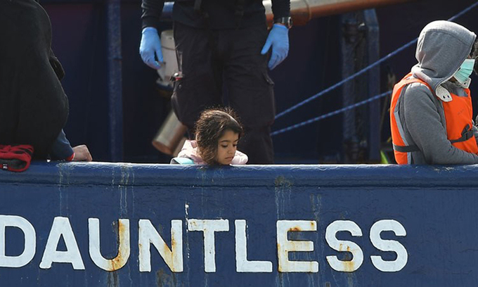 Bé gái di cư đứng trên tàu DHB Dauntless của Lực lượng Bảo vệ Biên giới Anh ở Dover, bờ biển phía nam nước Anh hôm 11/9. Ảnh: AFP.