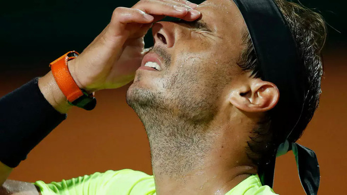 Nadal thất vọng sau một pha đánh hỏng trong trận gặp Schwartzman. Ảnh: AFP.