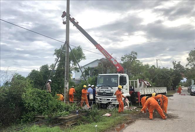 Công ty Điện lực Thừa Thiên-Huế khắc phục sự cố do mưa bão. Ảnh: TTXVN 
