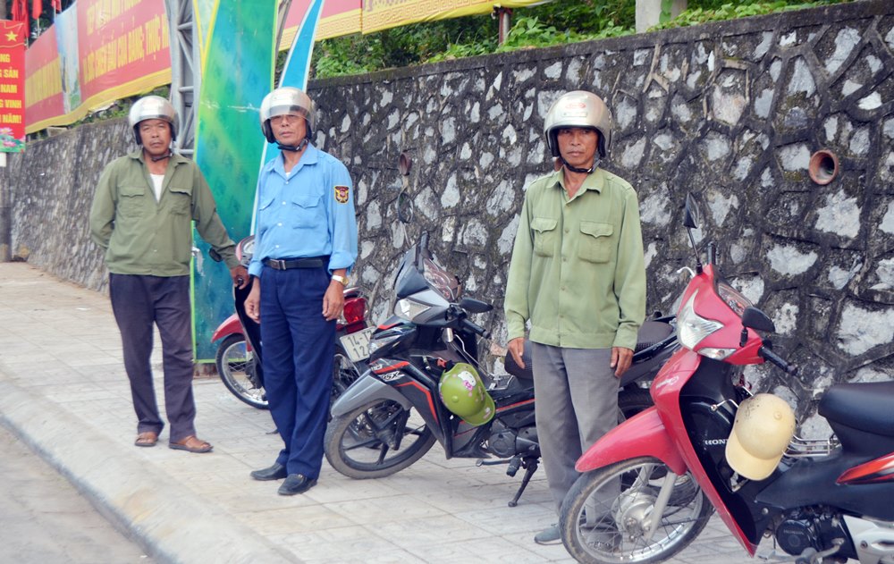 Ông Nguyễn Giang Ky (giữa) cùng các thành viên Đội Cứu nạn giao thông phường Đông Triều hàng ngày mưu sinh bằng nghề xe ôm, nhưng khi xảy ra TNGT, họ tình nguyện tham gia trợ giúp cho nạn nhân.