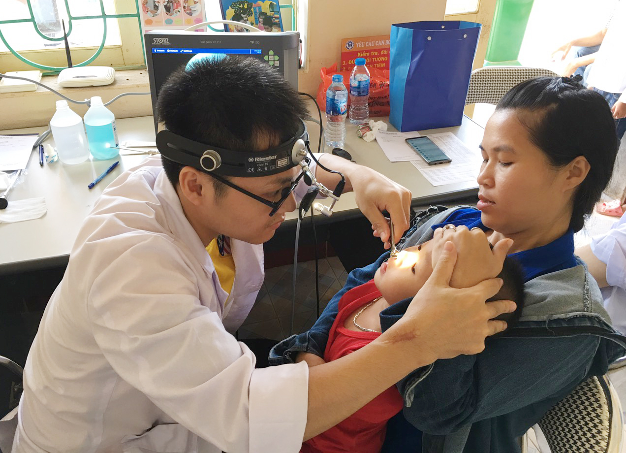 Bệnh viện Đa khoa tỉnh khám bệnh cho người dân xã Đồng Sơn (Hạ Long) trong  đợt khám chữa bệnh lưu động. Ảnh: Nguyễn Hoa.
