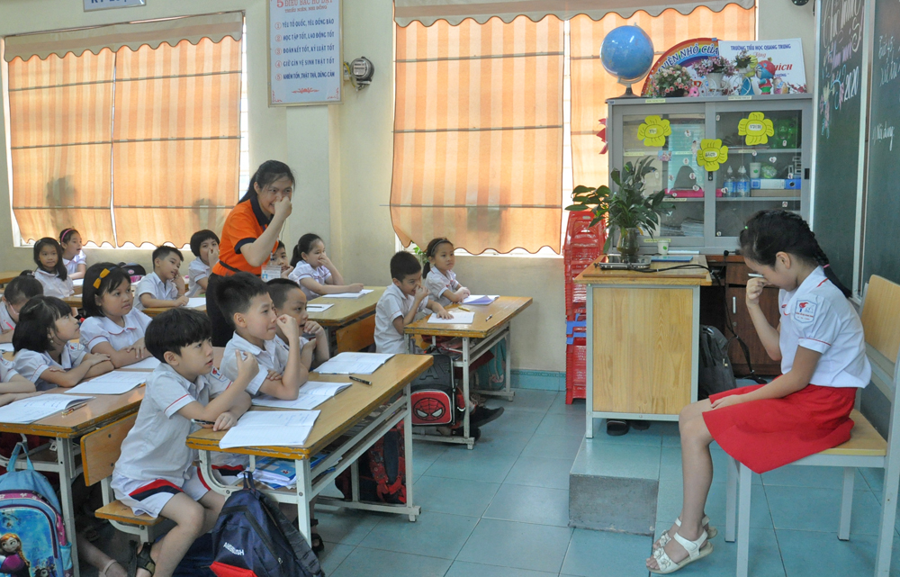 Các cơ sở giáo dục được đầu tư đồng bộ, hiện đại tạo điều kiện tốt cho học sinh học tập (trong ảnh: Giờ học Kỹ năng sống của học sinh Trường Tiểu học Quang Trung, TP Hạ Long).