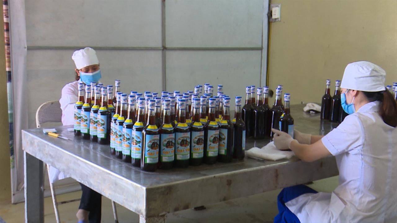 Công nhân Công ty CP Thủy sản Đại Yên (TP Hạ Long) thực hiện dán nhãn mác cho sản phẩm nước mắm Đại Yên.