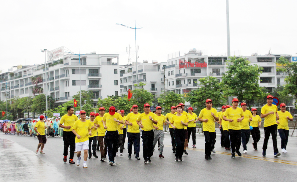 Các đại biểu xuống đường tham gia Ngày chạy Olympic vì sức khỏe toàn dân