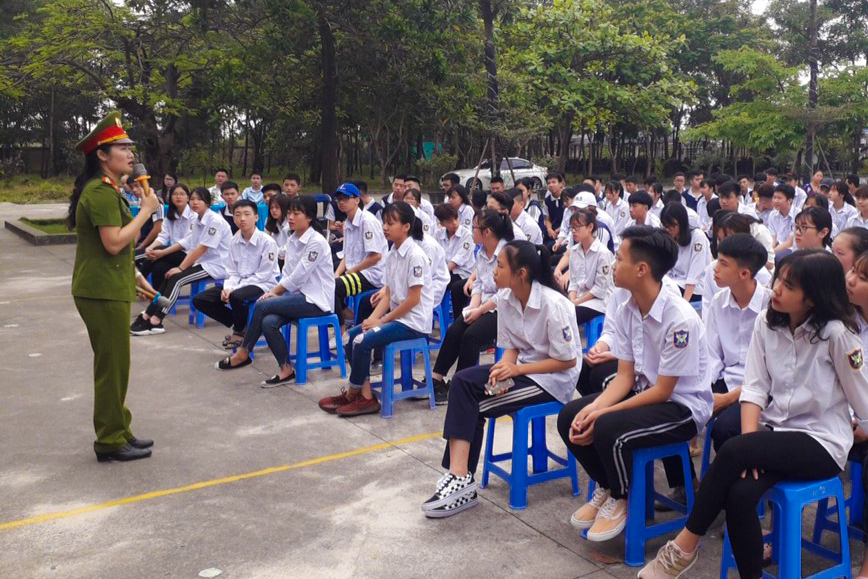 Cán bộ Phòng Tư pháp và Công an TP Cẩm Phả phối hợp tuyên truyền Luật Phòng, chống bạo lực học đường, Luật An ninh mạng tại Trường THPT Hùng Vương.
