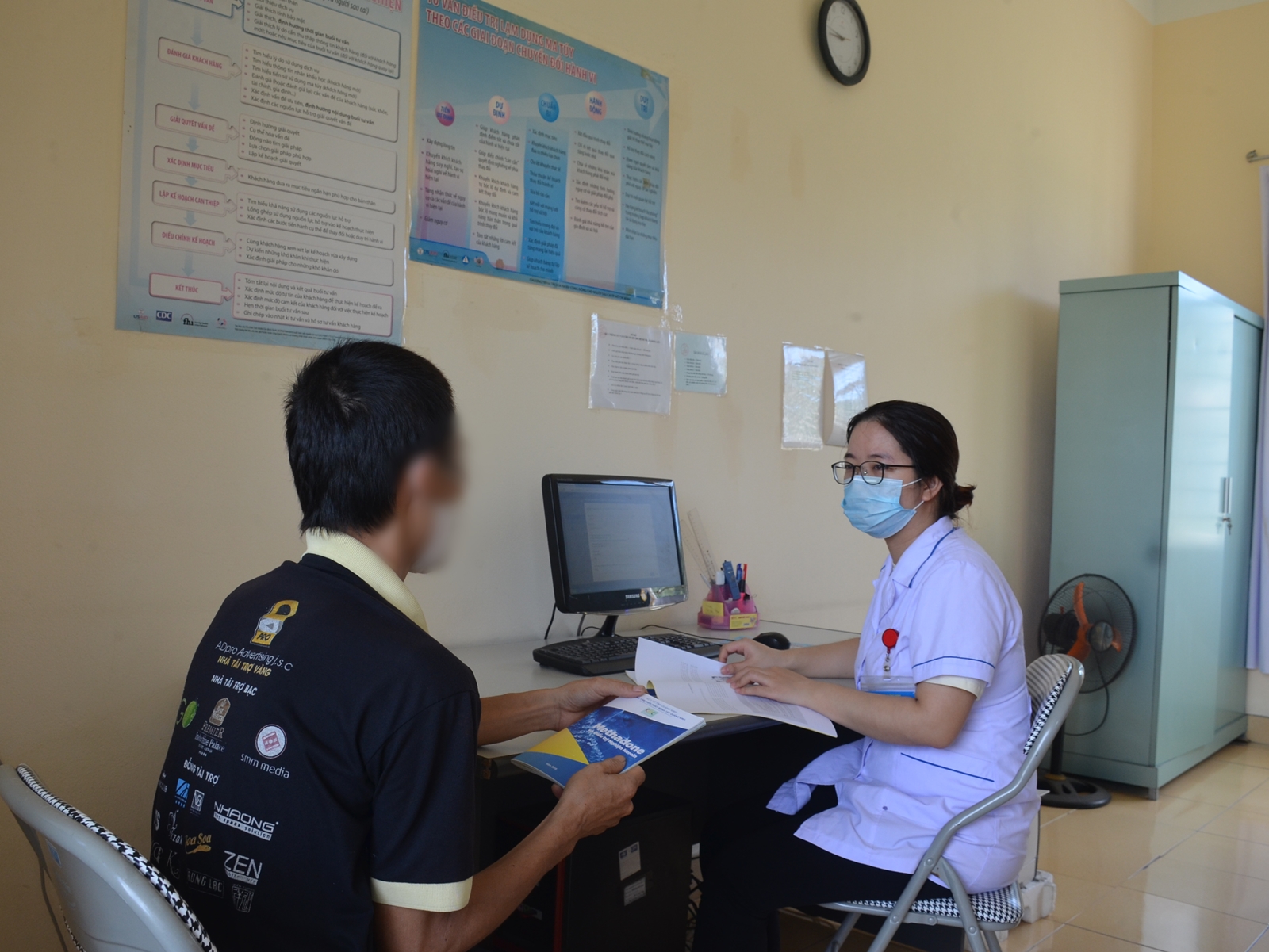 Y sĩ Ngô Thị Hải Ninh đang tư vấn cho bệnh nhân uống thuốc methadone tại cơ sở