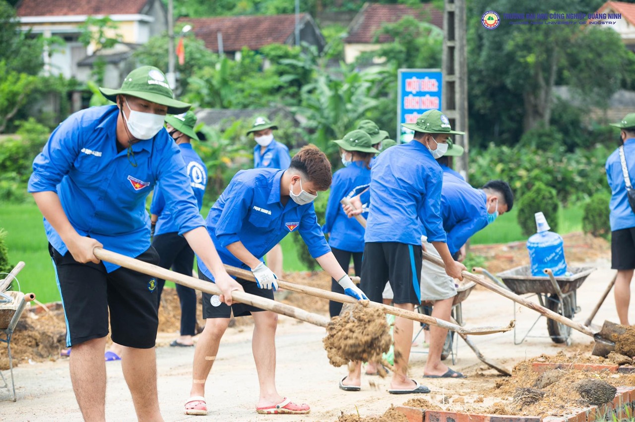 Sinh viên tình nguyện trường Đại học Công nghiệp Quảng Ninh với chiến dịch tình nguyện hè tại xã Dân Chủ, TP Hạ Long