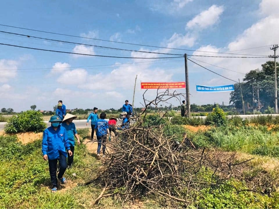 Đoàn viên thanh niên trên địa bàn TX Đông Triều tham gia dọn dẹp môi trường tại xã Việt Dân (TX Đông Triều)